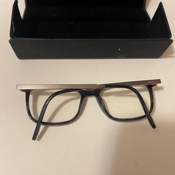Hugo Boss Eyeglasses.flexible with touch of red, change the lance,use the frame - Picture 9 of 12